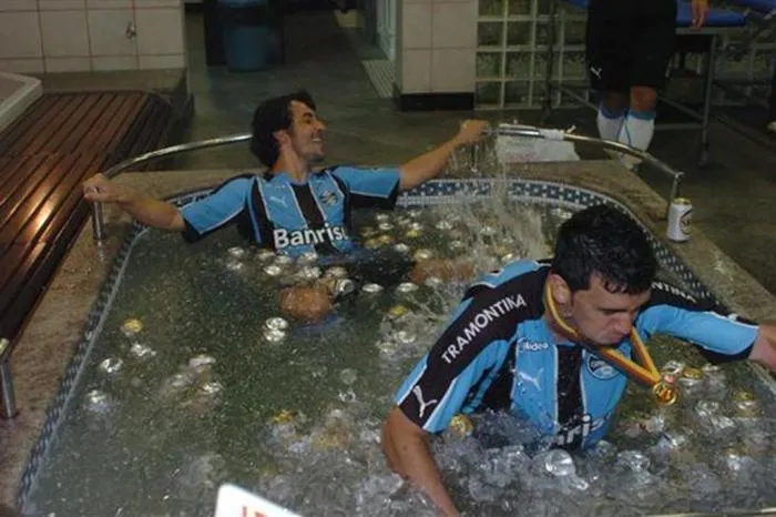 Douglas e Edílson comemorando com muita cerveja.