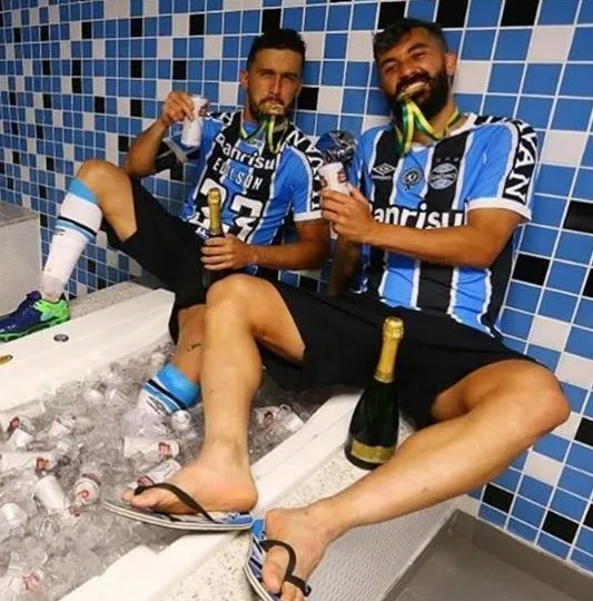Douglas e Edílson ficaram famosos com a comemoração com cervejas no Grêmio.