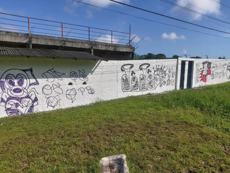 Muro e portão de entrada do CT do Clube do Remo amanhece pichado