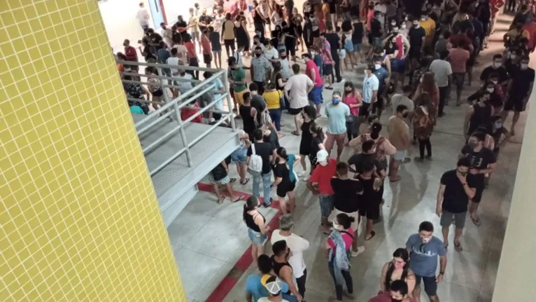 Uma fila enorme foi registrada dentro da UFPA