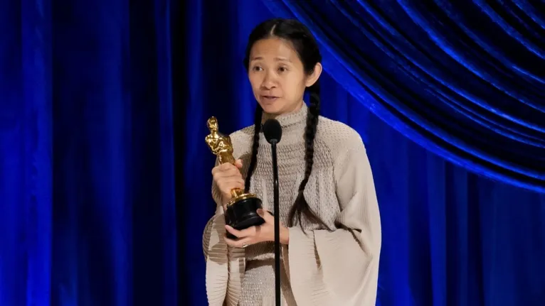 Chloé Zhao é a segunda mulher da história a vencer o Oscar de Melhor Direção.