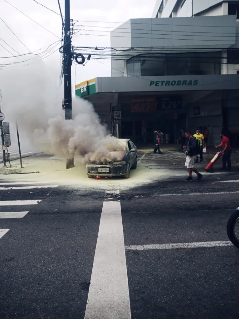 Carro pega fogo em posto de combustíveis em Belém