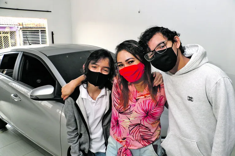 Elisangela Dias com Davi e Augusto Palmeira
