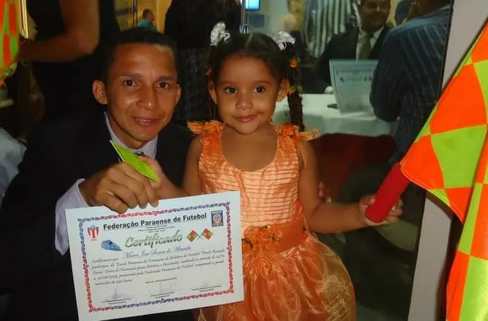 Marcos ao lado da filha no dia da formatura 