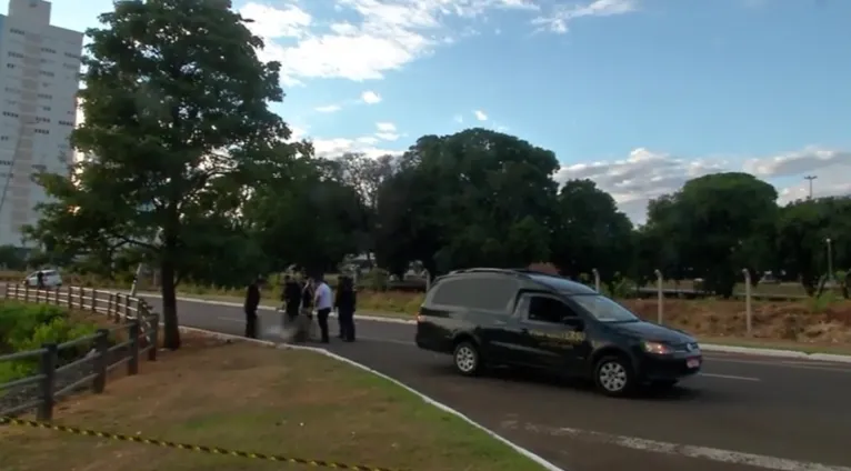 Corpo da jovem sendo removido da avenida