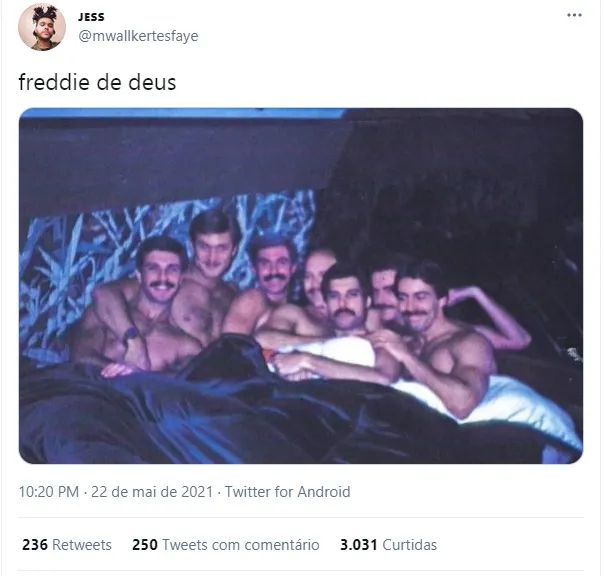 Orgia? Foto mostra Freddie Mercury na cama com vários homens