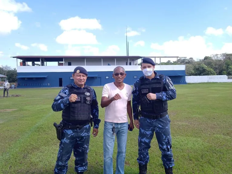 Mesquita e equipe realizam trabalho de revitalização no gramado do campo principal do CT do Clube do Remo