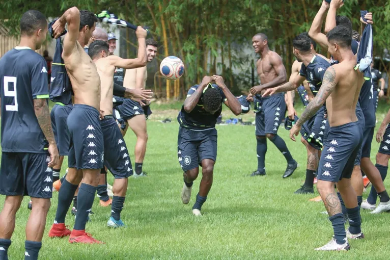 No dia de seu aniversário, Erick Flores recebe as boas vindas do elenco azulino.
