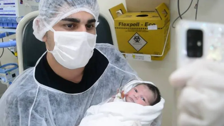 Mãe internada vê a filha pela primeira vez por vídeo