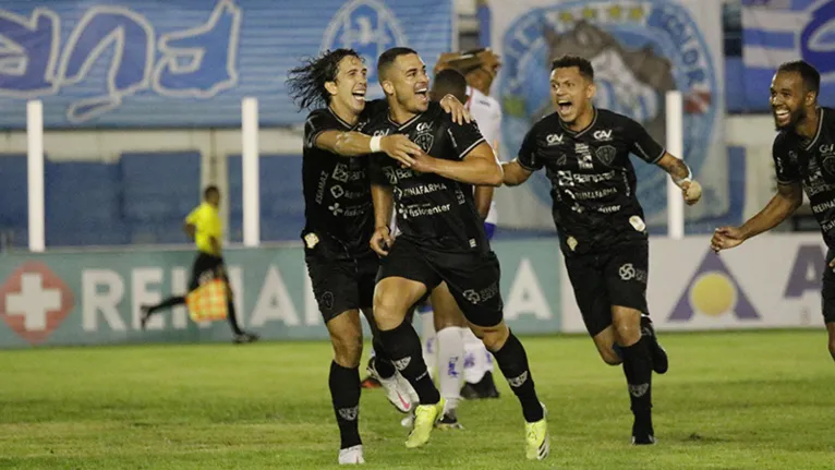  Elyeser comemora o gol da vitória que colocou o Papão nas semifinais do Campeonato Paraense.