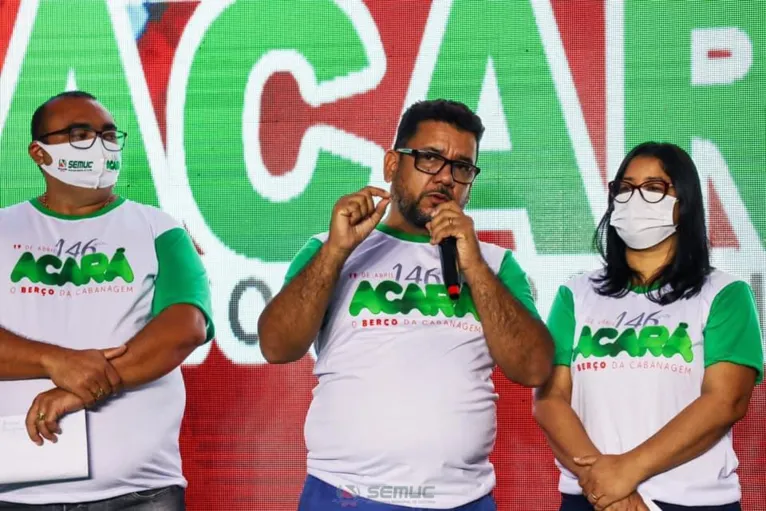 A live contou com a participação de vários artistas e também do vice-prefeito Ieca (à esquerda de quem vê) e do prefeito Pedrinho da Balsa (centro).