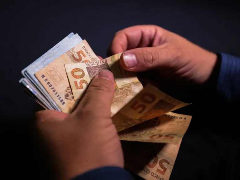 O abono salarial estará disponível para saque até o fim deste mês, 30 de junho. 