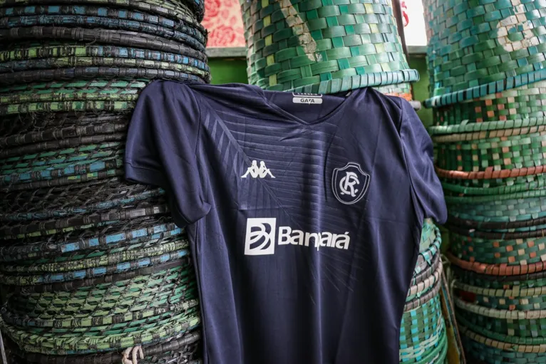 Uniforme  do Clube do Remo próximo aos tradicionais cestos transportam o fruto do açaí 