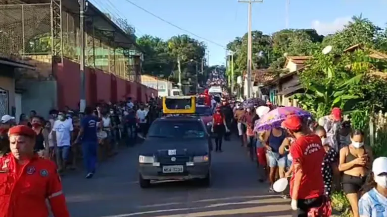 Um longo traslado foi realizado desde a casa onde a menina morava até o cemitério da cidade