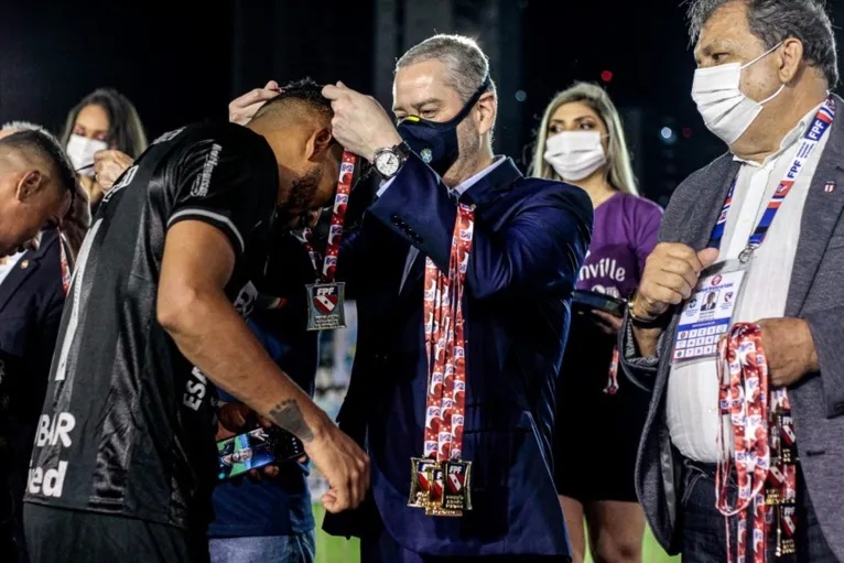 Presidente Rogério Cabloco entrega premiação aos jogadores do Paysandu