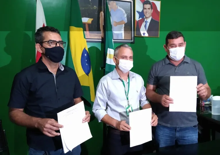 Apoiando as iniciativas de trabalhadores das áreas rurais, o prefeito Taká (direita de quem observa) e Nenem (à esquerda) inscreveram Rurópolis rapidamente no Programa Titula Brasil.