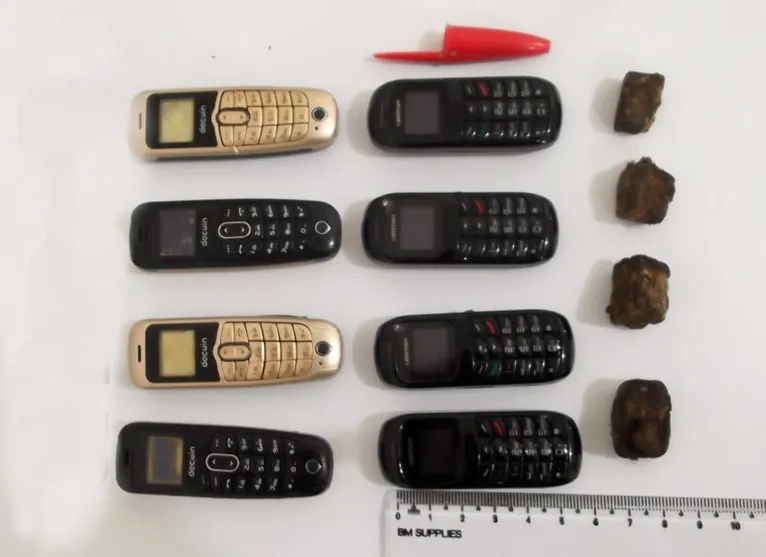 Minicelulares têm o tamanho de uma tampa de caneta; detentos também engoliram invólucros com maconha e K4