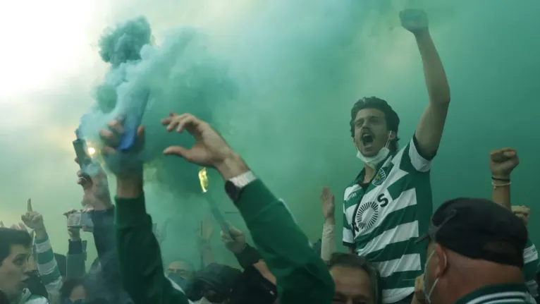 Após título, torcida promove aglomerações e confusão. Veja!