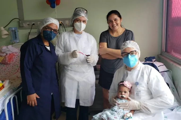 Uma das pequenas pacientes do HC recebendo a ″papinha” de açaí na hora do lanche
