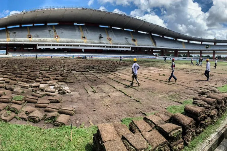 Retirada do gramado para drenagem
