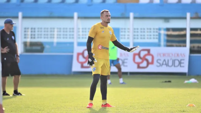 Goleiro do Papão não fugiu de perguntas polêmicas.