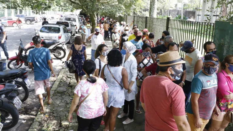 A população teve que ter paciência para aguardar em pé as grandes filas nos postos em Belém. 