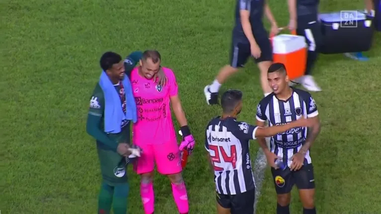 Victor Souza abraçou o goleiro Felipe, do Botafogo-PB, após derrota por 2 a 0 do Papão na Curuzu.