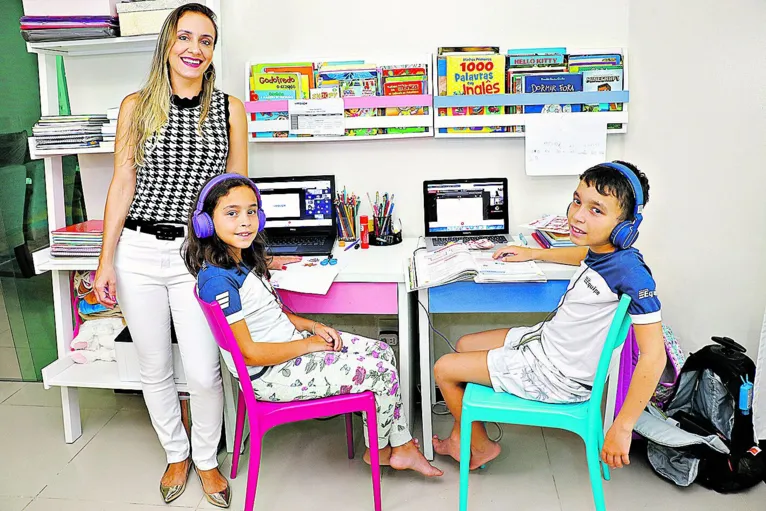 Vivian mantém os filhos assistindo aula pelo computador.