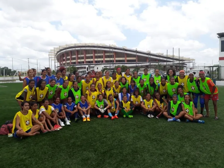 De CBF Social à Seleção Feminina Sub-20: conheça Nayra Quaresma, a Pimentinha (chuteira e meião verdes)