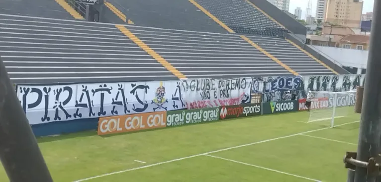 Torcida protesta no Baenão antes de jogo do Clube do Remo