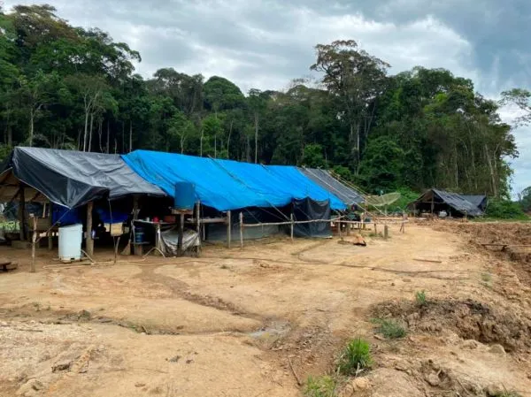 Duas pessoas são resgatadas e 16 fogem de garimpo ilegal