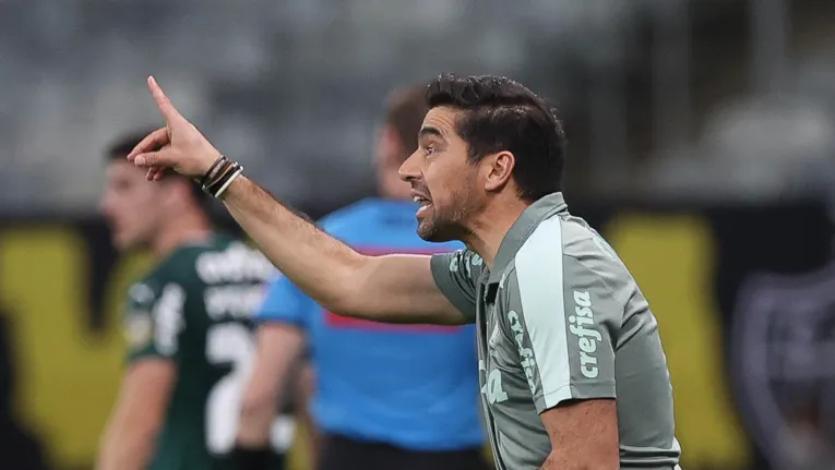 O técnico Abel Ferreira, da SE Palmeiras, em jogo contra a equipe do C Atlético Mineiro, durante partida válida pela décima sexta rodada, do Campeonato Brasileiro, Série A, no estádio Mineirão
