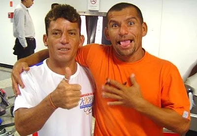 Sandro Buguelo e o Irmão, Sérgio Roberto após vitória na Pororoca, 2006.