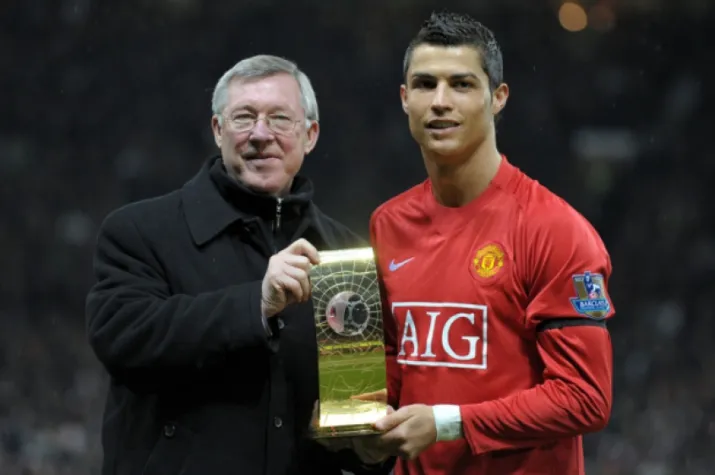Cr7 e Alex Ferguson. O português carrega seu primeiro prêmio de melhor jogador do mundo