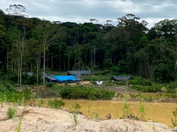 Duas pessoas são resgatadas e 16 fogem de garimpo ilegal