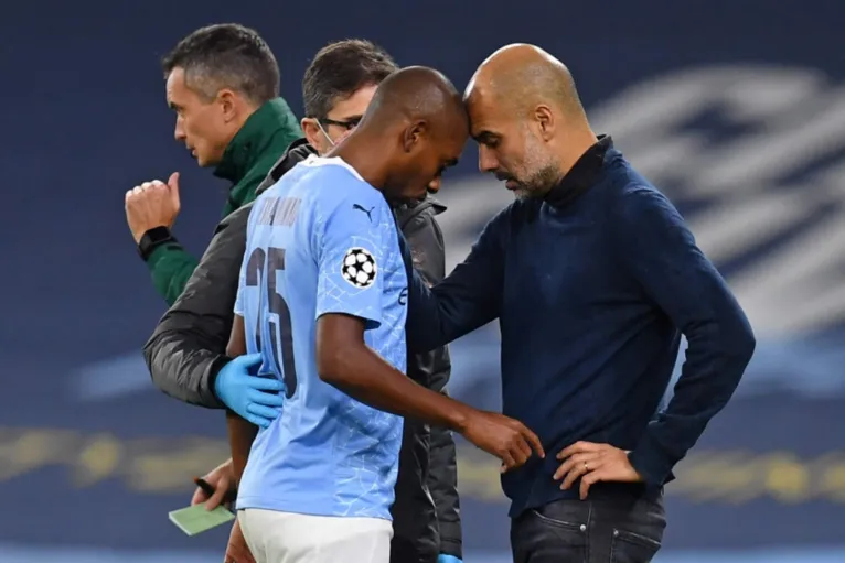 Fernandinho e Pep Guardiola.