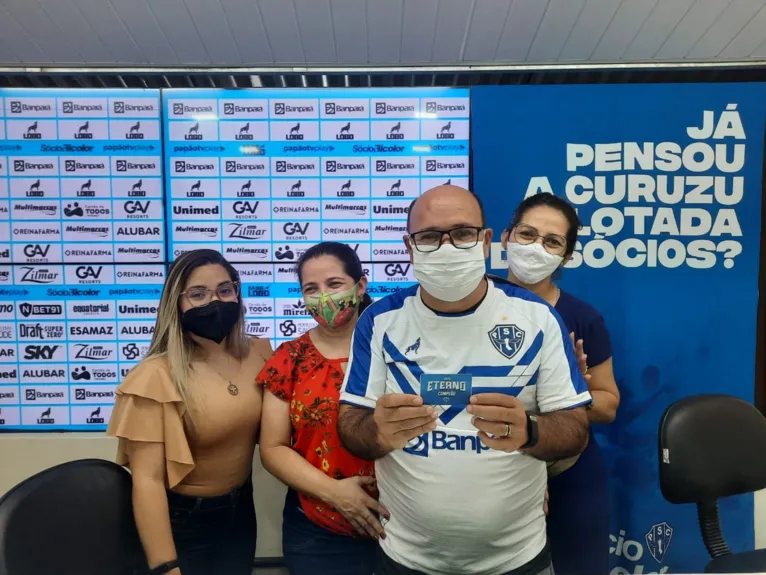 Ao lado de familiares, Jorginho Macapá é homenageado pelo Paysandu.