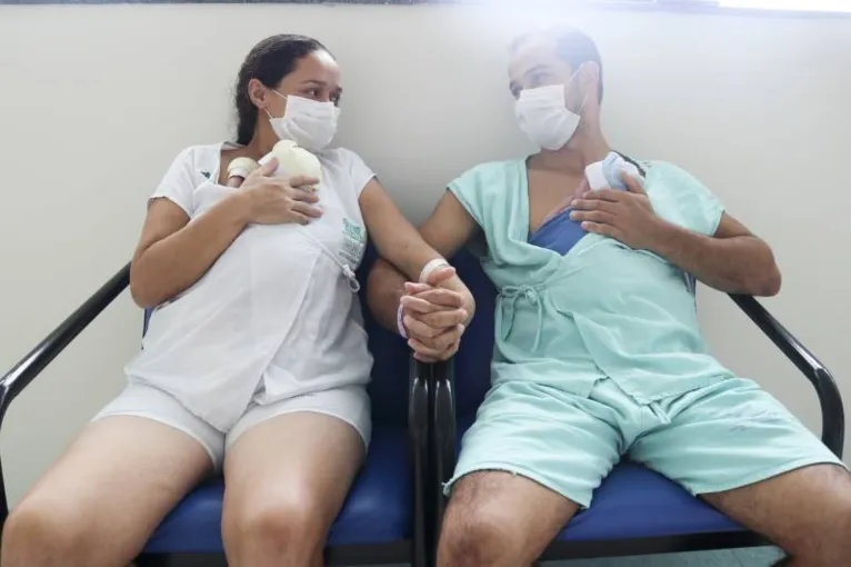 Fernanda Cristine, o esposo Ailton e os gêmeos Gabriel e Miguel.