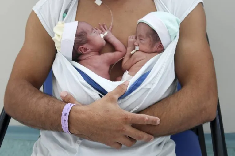 Mãe vence a covid-19 e reencontra filhos gêmeos no Pará