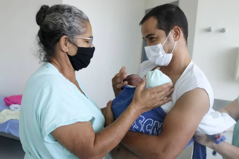 Mãe vence a covid-19 e reencontra filhos gêmeos no Pará