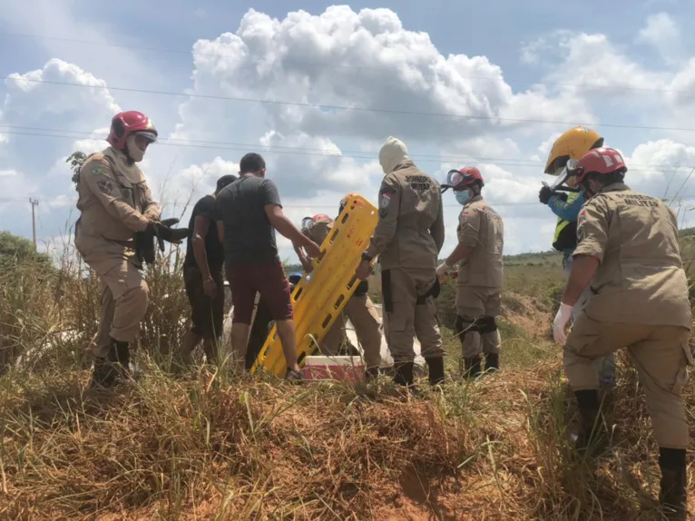 Bombeiros e Samu foram ao local realizar o resgate das vítimas.