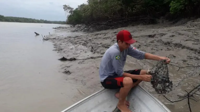 Segundo os pescadores, a força da maresia causada pelas lanchas afasta os recursos pesqueiros dos berçários, diminuindo significativamente a quantidade de peixes, camarões e mexilhões