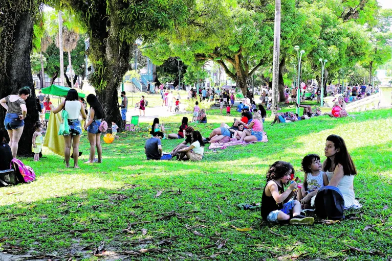 A Praça da República é uma atração da cidade, principalmente aos domingos.