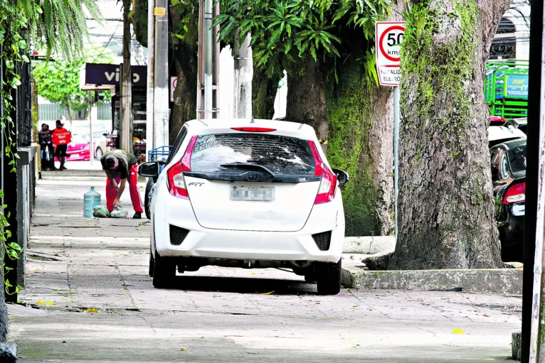 Não é difícil encontrar na capital paraense carro estacionado de forma irregular.