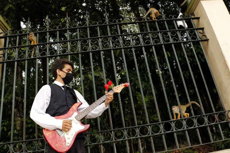 Jovem toca guitarra nas ruas de Belém