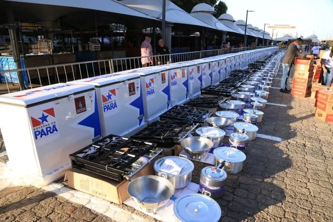 Trabalhadores do Ver-o-Peso recebem novos equipamentos