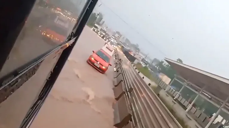 Motoristas e passageiros de ônibus e carros precisaram exercer a paciência