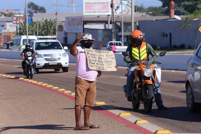 Roselindo com o seu cartaz