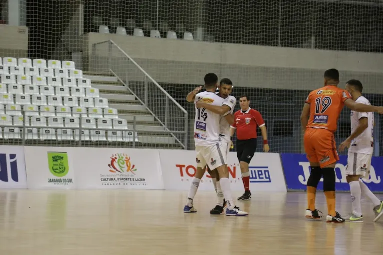 Lazoba marcou o gol de honra da equipe paraense.