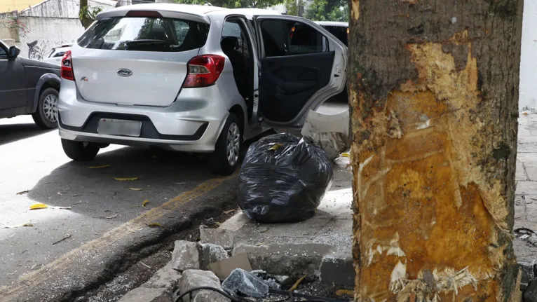 Acidente aconteceu na avenida Nazaré, em Belém; um dos carros envolvidos no acidente foi imprensado contra uma árvore